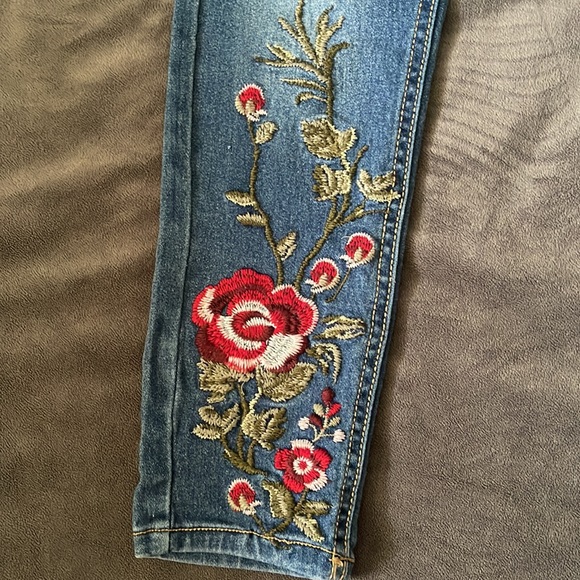 Wonder Nation Embroidered floral bottom girls size 8. Never worn. Soft material - Picture 2 of 8